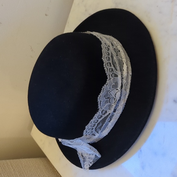 Vintage black hat with lace bow - Picture 2 of 7